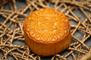 How and Why Do People Celebrate the Mid-autumn Festival by Eating Mooncakes?